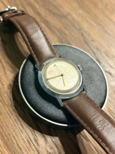 UmF Ruhla 23-32 vintage nrd zegarek mechaniczny tarcza radialna. Rzut bok 1