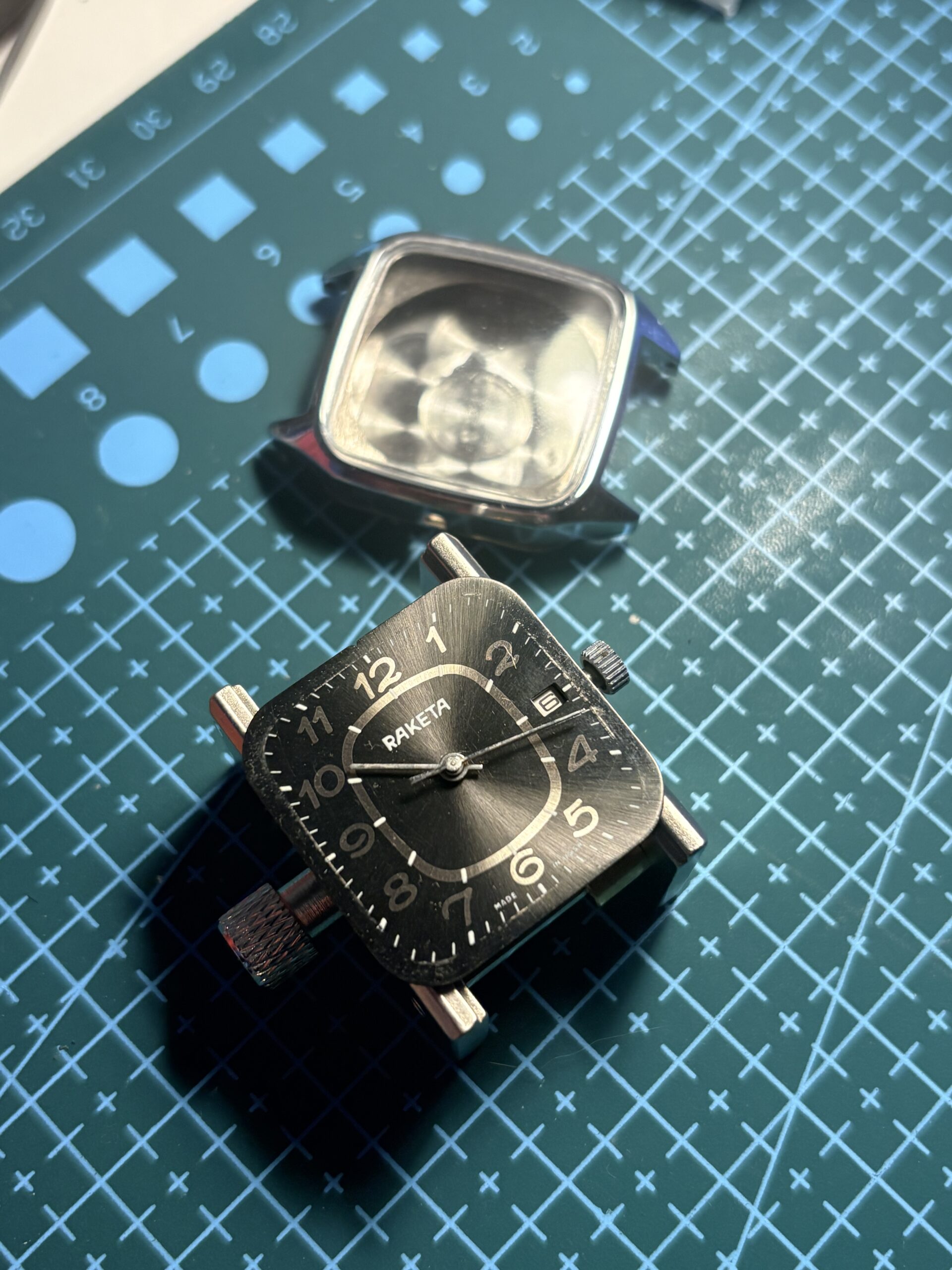 Raketa kostka rozebrany zegarek mechanizm koperta tarcza