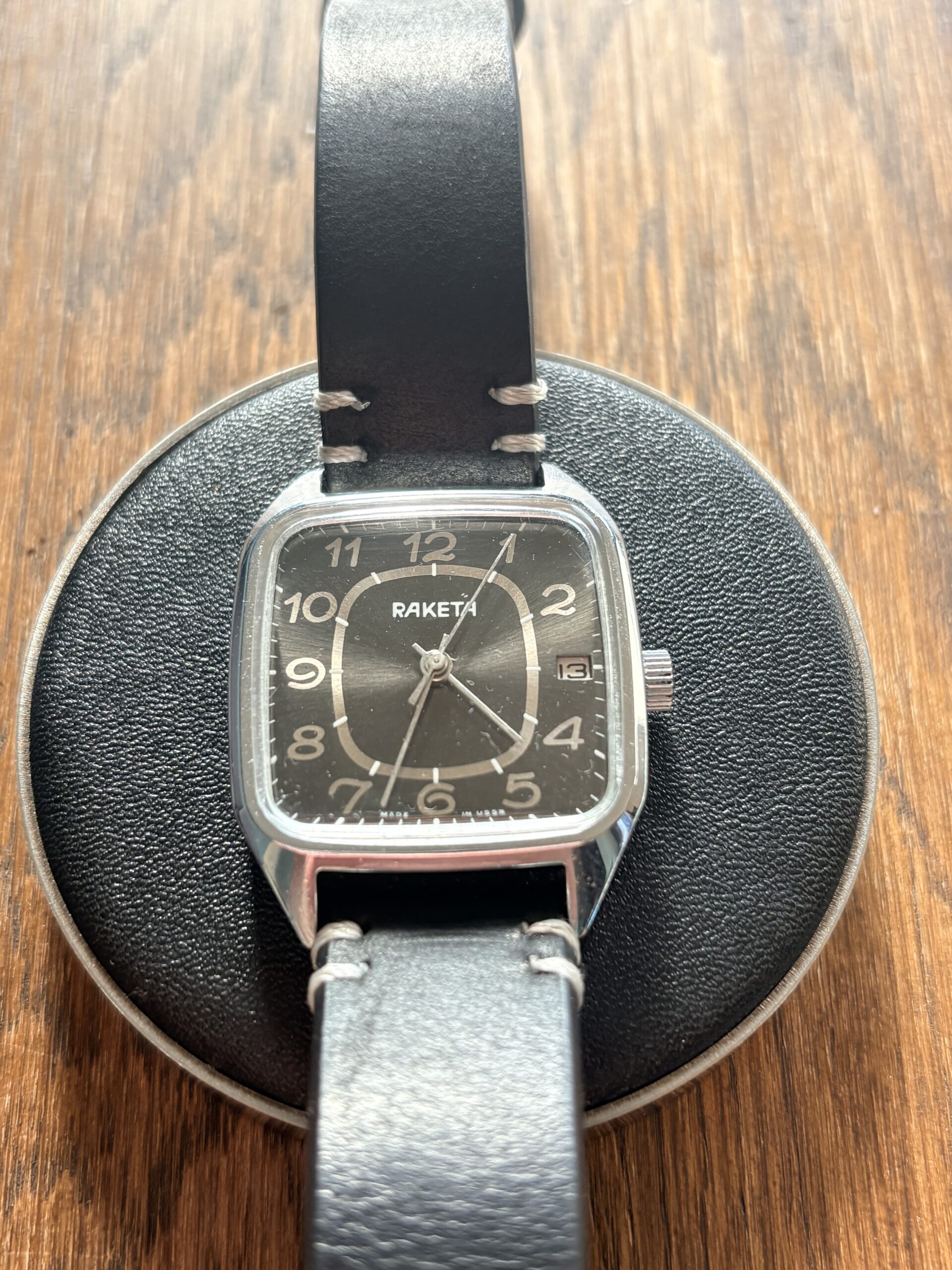 Raketa czarna tarcza zmiana koloru światło vintage