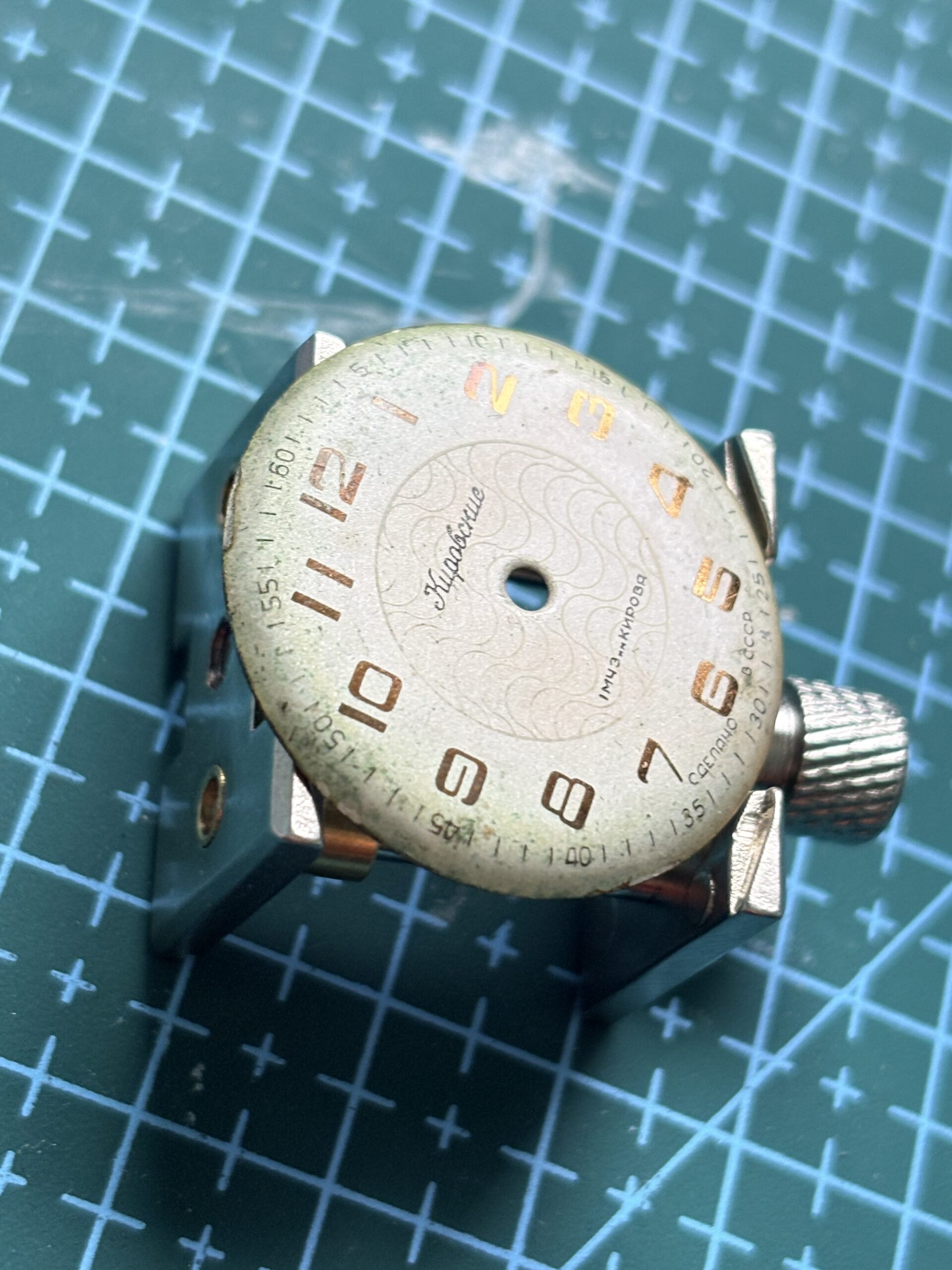 kirowski zniszczona tarcza zielona patyna