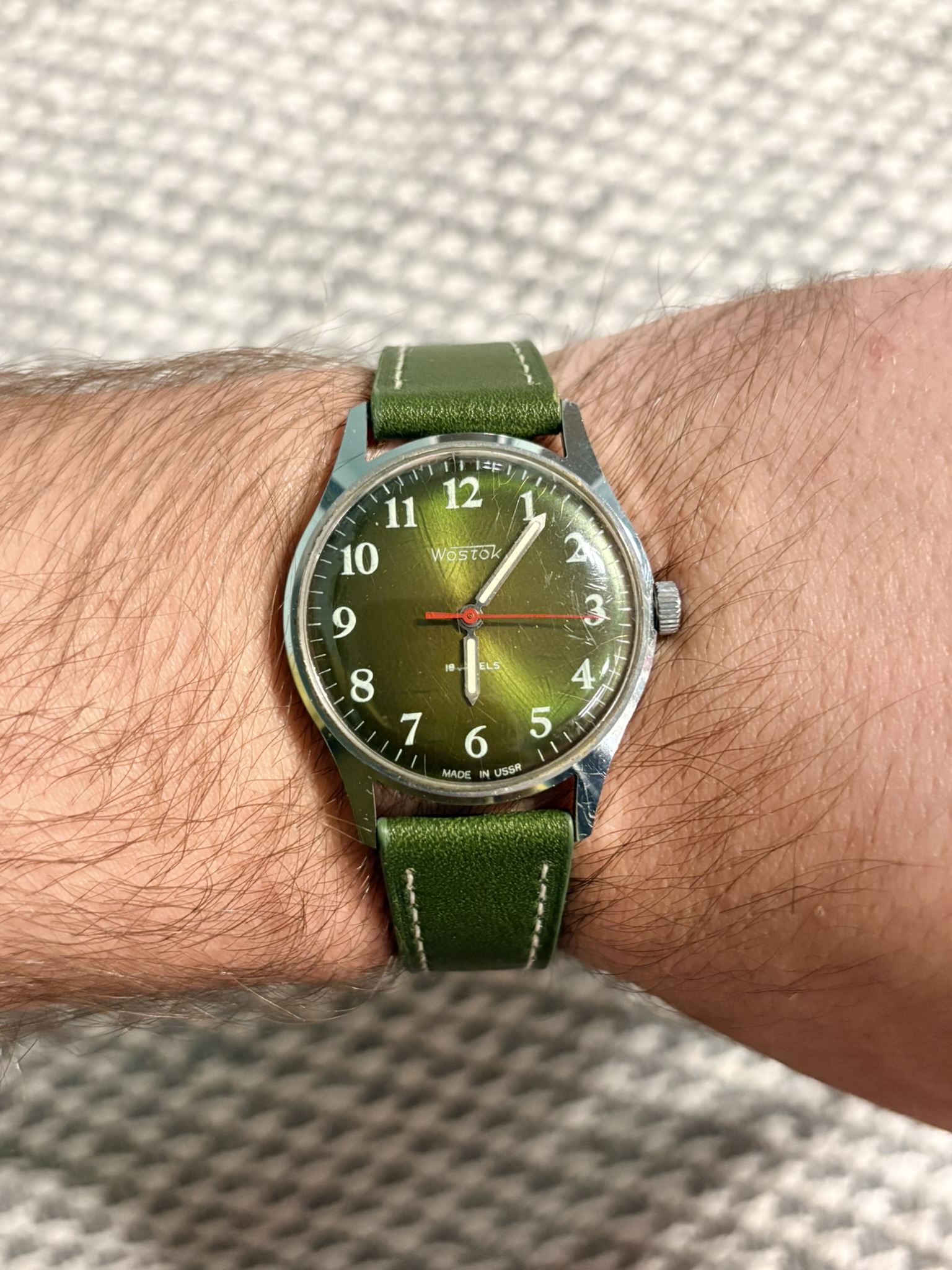 Wostok 2209 zielony sunburst vintage ZSRR zegarek mechaniczny. Ręka