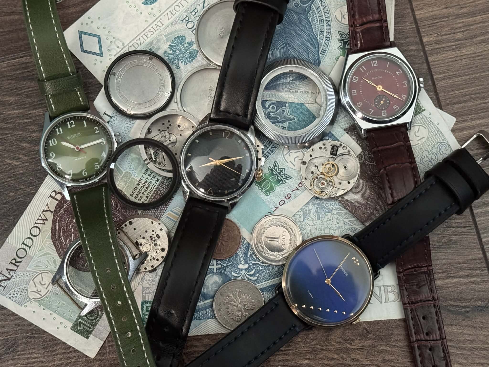 zegarki vintage z ZSRR na tle pieniędzy i części zegarkowych