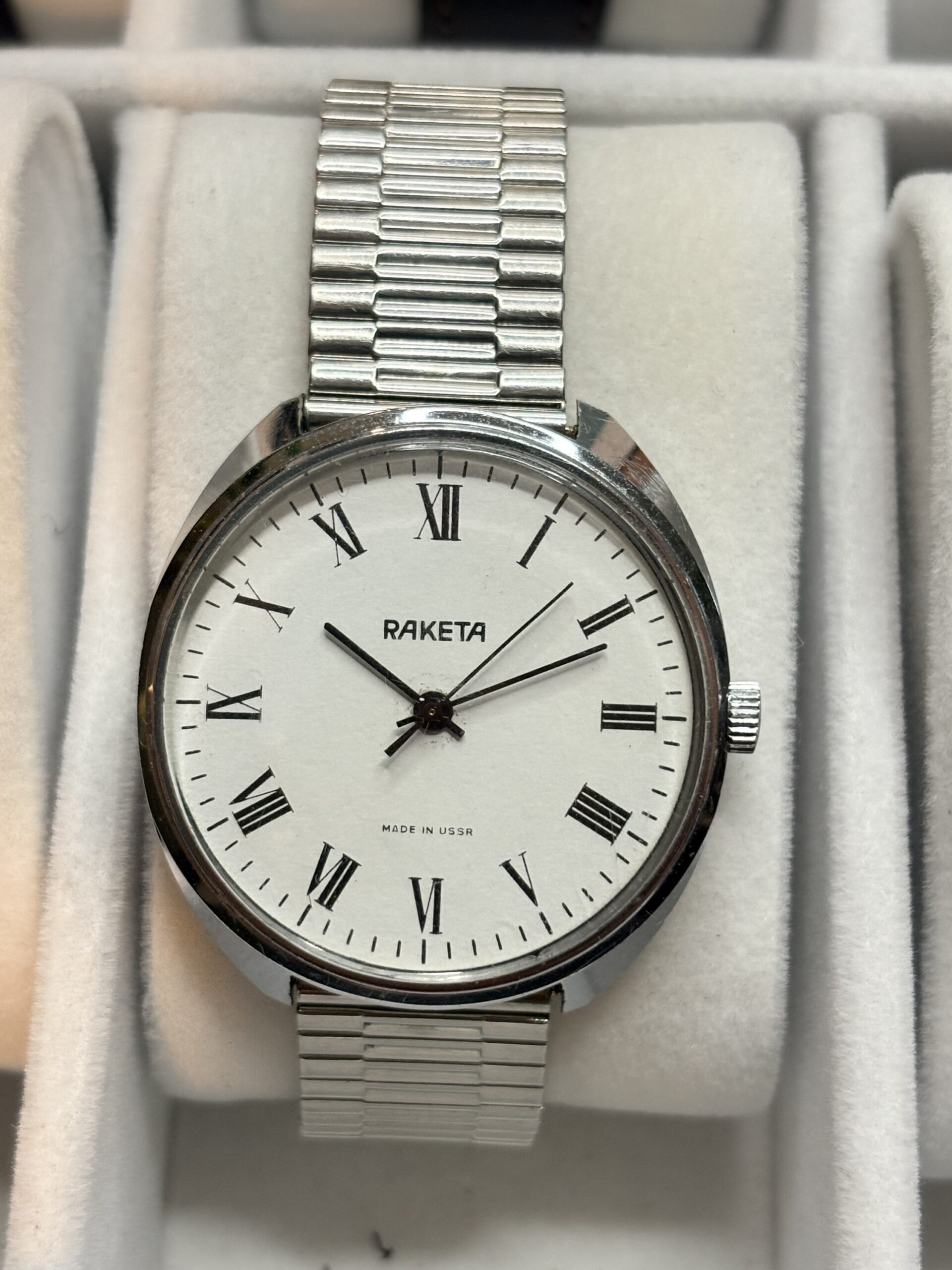 Zegarek Vintage Raketa Roman Dial USSR – minimalistyczna Raketa z rzymskimi indeksami