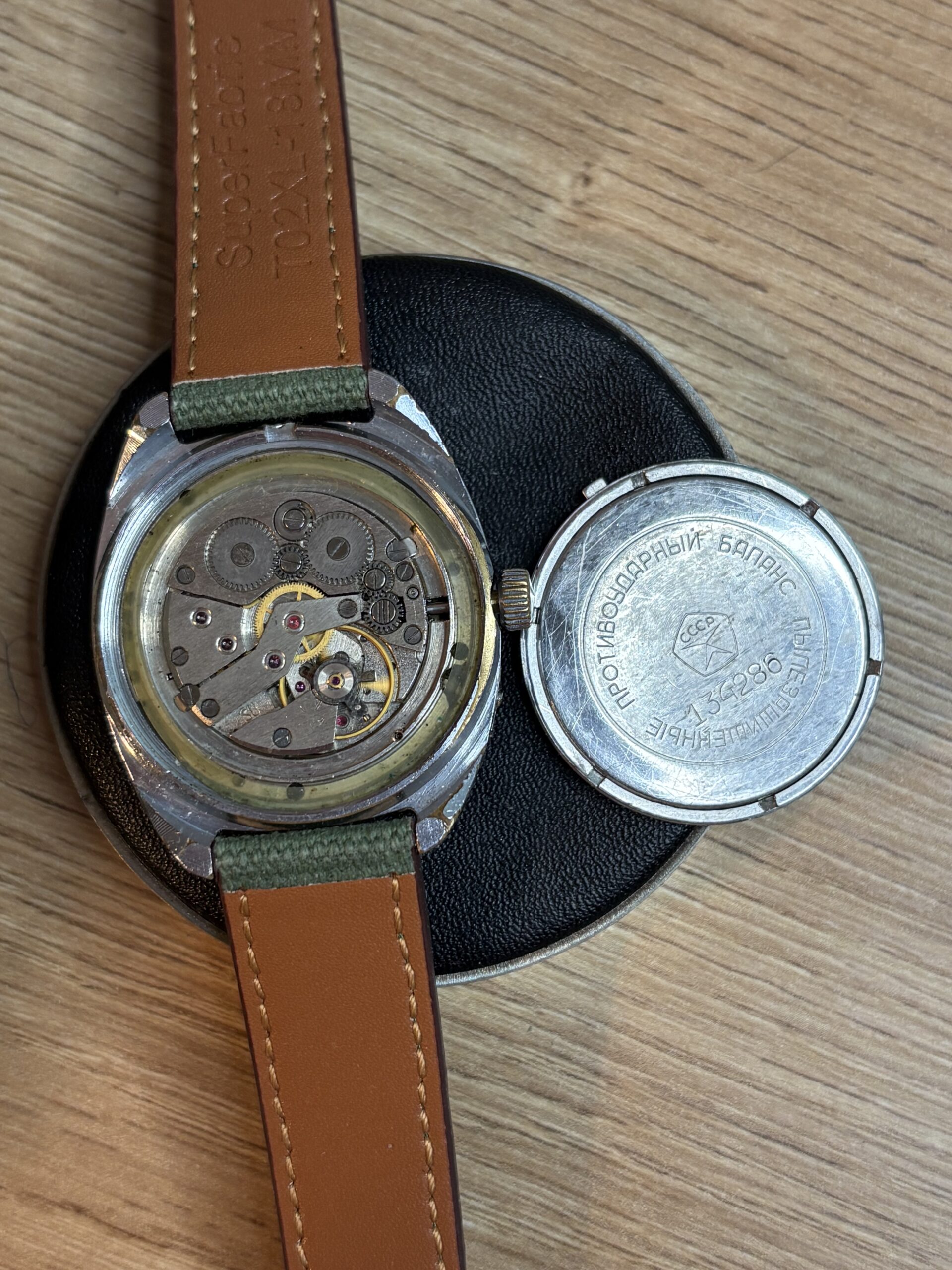 Zegarek Vintage Slava 2428 Mechaniczny Day-Date 26 Jewels Zielono-Srebrna Patyna – ZSRR - obrazek 7