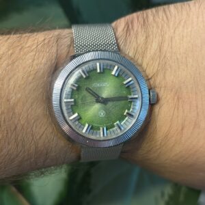 Raketa UFO 2609.HA mechaniczny zegarek ZSRR z zieloną tarczą sunburst na nadgarstku