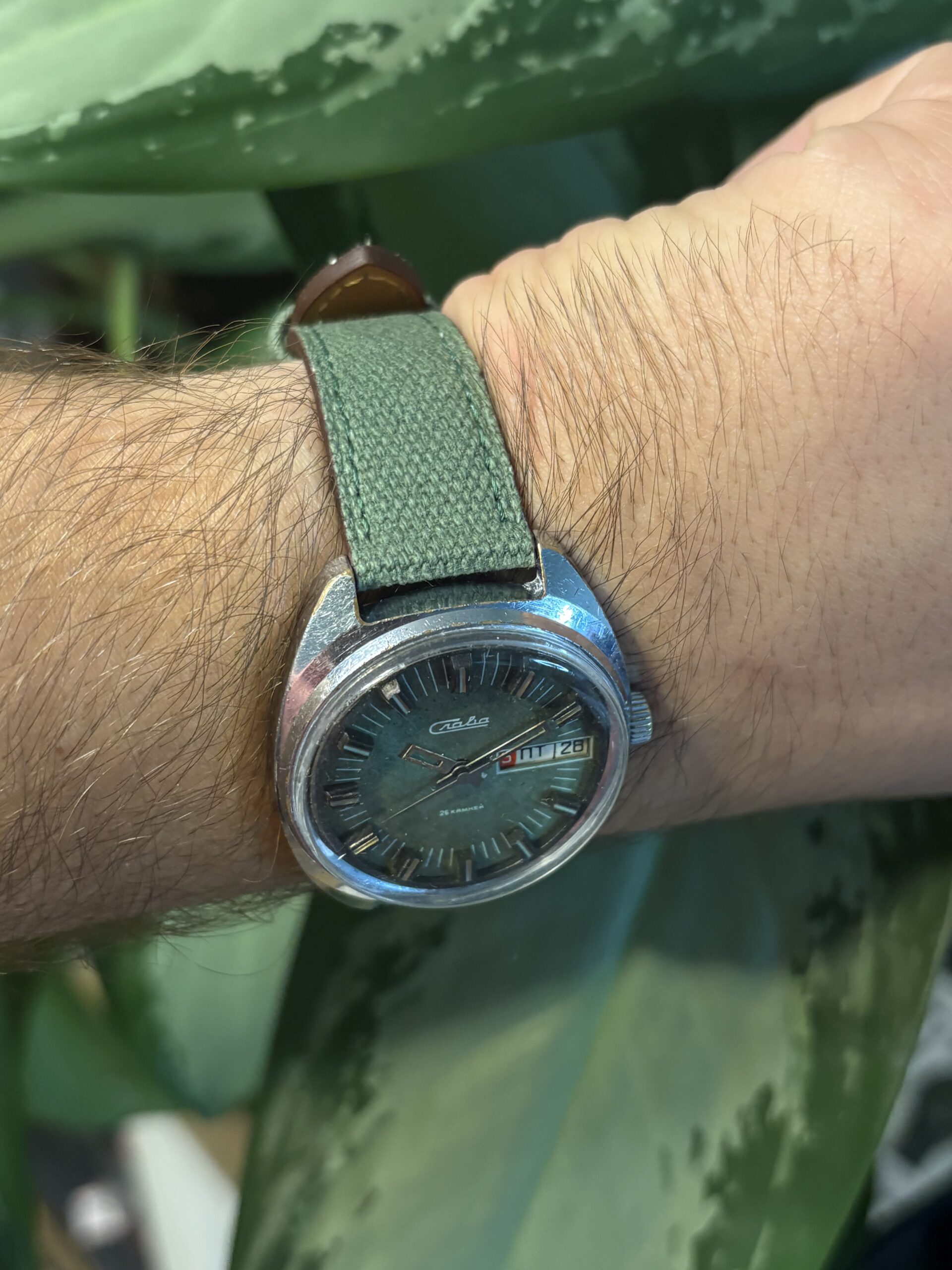 Slava 2428 mechaniczny zegarek ZSRR na nadgarstku, zielona tarcza z patyną i koperta vintage
